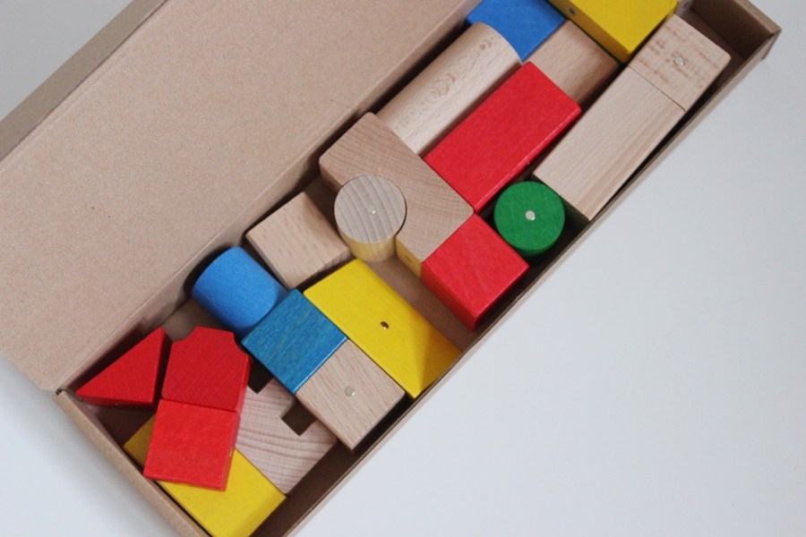 Блоки и деревянные игрушки являются обязательными для каждого ребенка