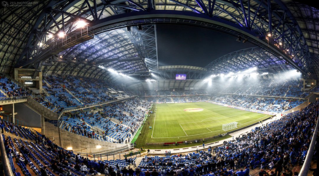 Мест), стадион сумел вместить 58 848 зрителей, которые стали свидетелями победного гола Мишеля Платини на 119 минуте